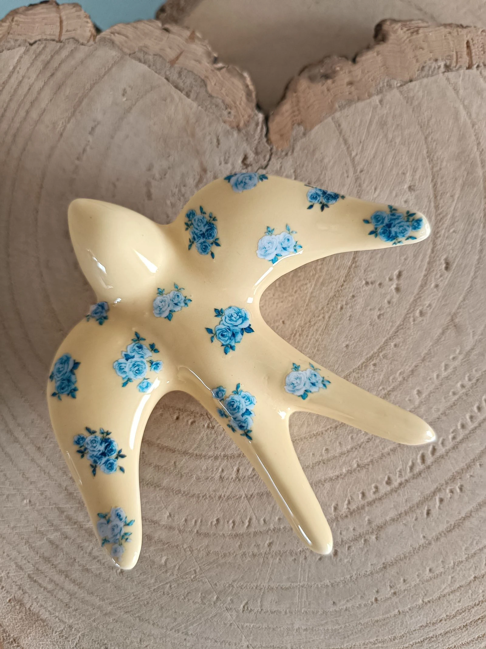 Andorinha cerâmica decorada a mão 